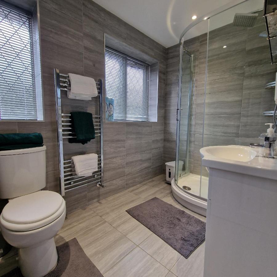 Delightful & Spacious Guest House In Farnworth Near Bolton Hospital Exterior photo