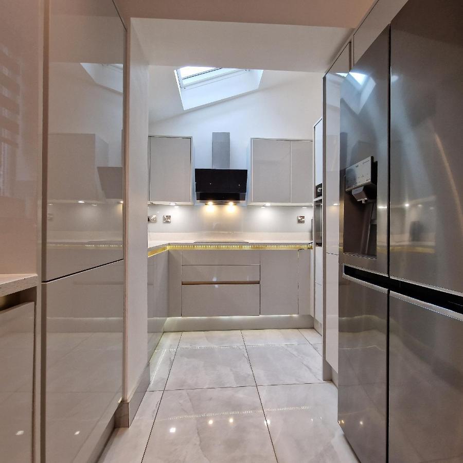 Delightful & Spacious Guest House In Farnworth Near Bolton Hospital Exterior photo